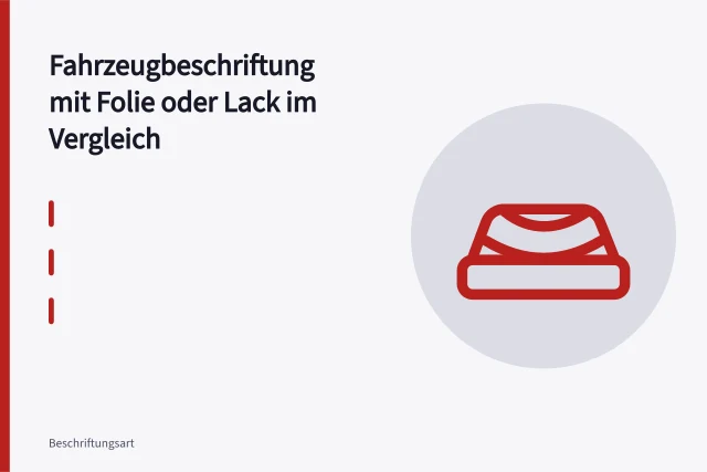 Transporter wird mit Werbefolie beklebt, Rakel glättet die Folie auf der Fahrzeugseite. Fahrzeugbeschriftung mit Folie oder Lack im Vergleich