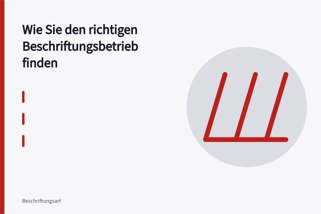 Vinyl-Folie wird mit Rakel auf einen weißen Lieferwagen aufgebracht. Wie Sie den richtigen Beschriftungsbetrieb finden